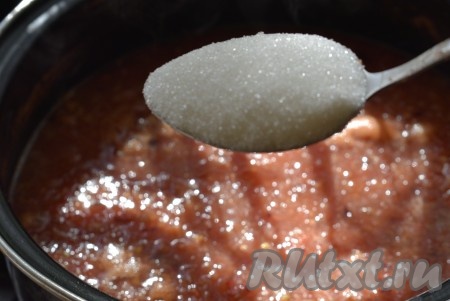 Дать массе закипеть и проварить ее на медленном огне, примерно, 20 минут, периодически помешивая. Добавить сахар, соль.