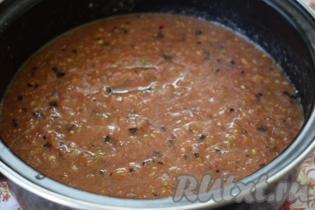 Пропустить помидоры, сливы, яблоки, болгарский перец, лук и острый перец через мясорубку. Полученную массу перемешать и поставить вариться на плиту.
