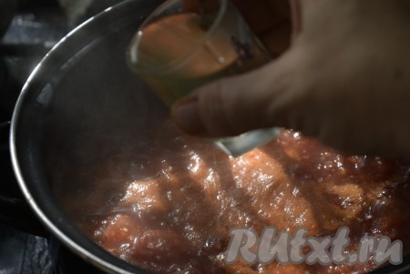 Влить растительное масло.
