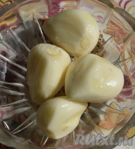 По окончании варки добавить чеснок, пропущенный через пресс, и выключить огонь.
