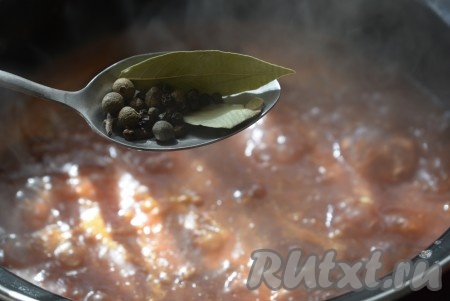 Опустить в кетчуп специи (гвоздику, душистый перец, перец горошком, лавровые листики), можно положить их в тканевый мешочек, для того чтобы в дальнейшем можно было легко их вынуть, когда они отдадут свой вкус.
