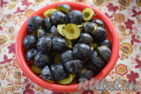 Сливы разрезать на половинки и удалить косточки.
