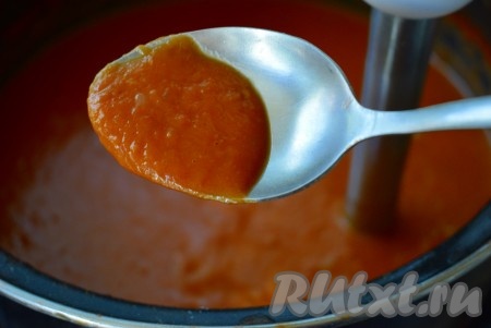 Масса хорошо загустеет при взбивании блендером, так как в рецепте присутствуют яблоки, а они богаты пектином. Кетчуп приобретет характерную консистенцию и будет плотно держаться на ложке, не стекая.
