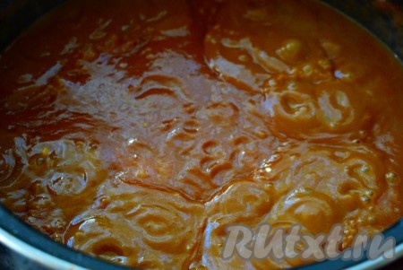 Далее ставим наш домашний томатный кетчуп со сливами и яблоками на медленный огонь и провариваем до закипания.
