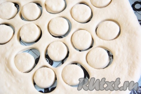 Тесто раскатать скалкой в пласт толщиной 1,5 см. Вырезать из теста круги, размер пончиков выбирайте сами, я сделала маленькие, чуть больше грецкого ореха.