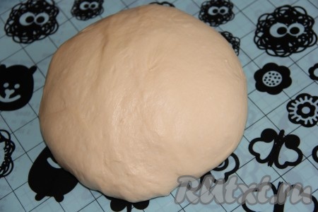 Готовое тесто выложить на силиконовый коврик или стол, присыпанный мукой, и хорошо обмять.
