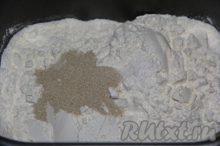 Затем добавить просеянную муку, дрожжи и соль, выставить режим хлебопечки "Замес теста" (в моей хлебопечке замес выполняется за 1,5 часа). Если вы делаете замес руками, тогда в глубокую миску нужно влить слегка тёплый йогурт или кефир, добавить растительное масло, яйцо и сахар. Слегка перемешать массу, добавить просеянную муку, соль, дрожжи и замесить мягкое, упругое тесто и, накрыв его полотенцем, оставить часа на 1,5 в тёплом месте (тесто за это время хорошо поднимется).
