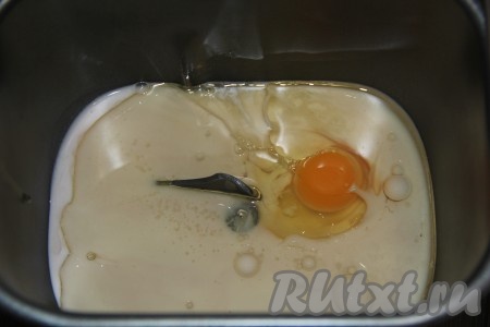 Я замес теста для пончиков сделала в хлебопечке. В ведёрко влить йогурт или кефир комнатной температуры, добавить растительное масло, яйцо и сахар.&nbsp;
