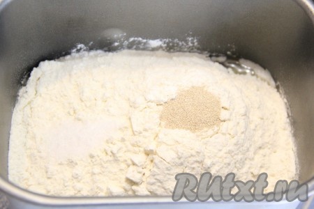 Затем добавить просеянную муку, соль и дрожжи, выставить режим "Замес теста" (в моей хлебопечке тесто замешивается за 1,5 часа). Если делаете замес вручную, тогда в слегка подогретый кефир нужно всыпать дрожжи и оставить на 15 минут (за это время на поверхности смеси должна появиться пенная шапочка - это означает, что дрожжи начали работать). Затем влить масло, добавить сахар, яйцо и соль, перемешать, начать частями всыпать муку, тщательно вмешивая её в тесто. Мука у всех разная, поэтому добавляя её, учитывайте консистенцию замешиваемого теста. Тесто хорошо вымесить, по консистенции оно должно получиться нежным, не липнущим к ладоням. Сформировать из теста шар и оставить его в миске, накрыв пищевой плёнкой, часа на 1,5.&nbsp;