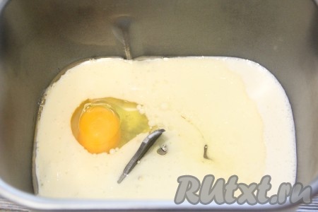 Замес теста можно сделать вручную или в хлебопечке. Для замешивания теста в хлебопечке нужно влить в ведёрко тёплый кефир, растительное масло, добавить яйцо и сахар.