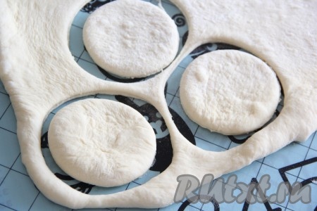 Тесто раскатать скалкой в пласт толщиной примерно 1 сантиметр. Вырезать из теста кружочки с помощью стакана (я вырезала 12 кружков).