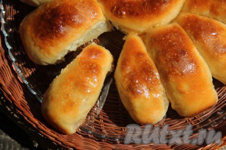 Выпекать отрывной пирог с яблоками минут 35 в разогретой духовке при температуре 200 градусов. Выпечка должна стать золотистого цвета. Готовый пирог я смазала мёдом, он стал красивым и глянцевым, с тонкой медовой ноткой.