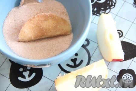 Яблоки вымыть и нарезать на крупные дольки, удалив сердцевинку. Я взяла яблоки одинакового размера, кожицу не снимала. Обвалять дольки яблок со всех сторон в смеси сахара и корицы.