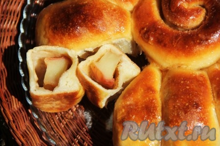 Вот таким очень нежным, аппетитным и вкусным получается в разрезе отрывной пирог с яблоками из дрожжевого теста. Такая выпечка украсит чаепитие в кругу семьи и друзей!