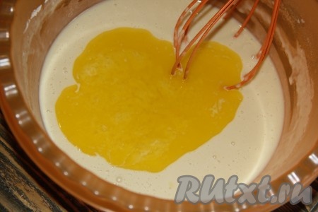 Добавить масло в тесто и хорошо перемешать.