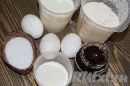 Подготовить продукты для приготовления блинов. Если у вас мёд густой или крупинками, лучше растопить его до жидкого состояния (это можно сделать, например, на водяной бане).