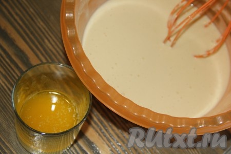 Тесто получится однородным и гладким. Сливочное масло растопить и остудить до тёплого.