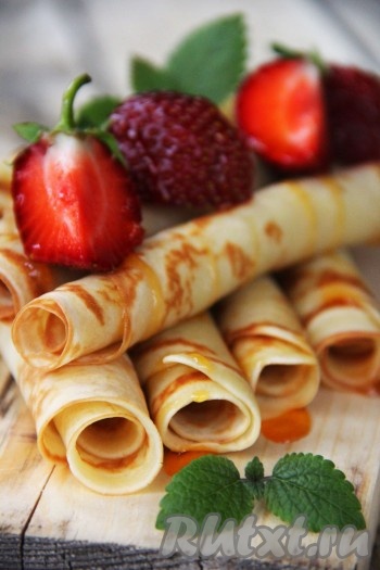 Ароматные, вкусные блины, приготовленные с добавлением мёда, подать к столу, добавив, по желанию, свежие ягоды и полив топпингом.