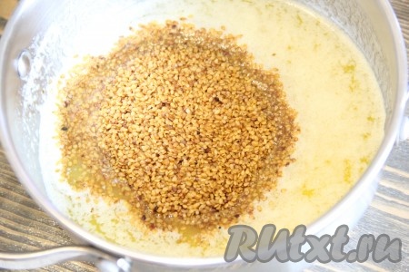 Масло растопить в сотейнике и добавить кунжут. Если кунжут белый, то можно поместить сотейник на небольшой огонь и слегка обжарить кунжут на сливочном масле до золотистого цвета, иногда помешивая. Я использовала обжаренный кунжут.
