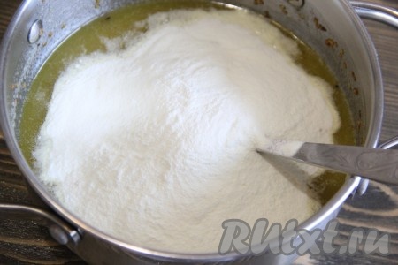 Далее добавить сухое молоко. Тщательно перемешать. Масса получится, как пластилин.
