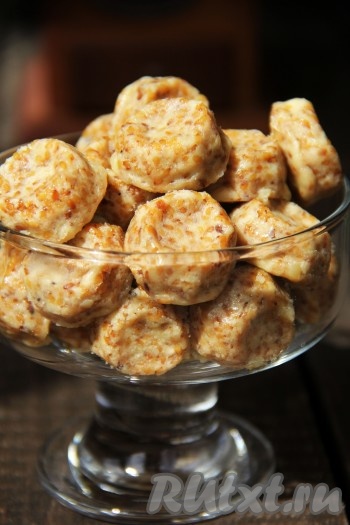 Когда конфетки застынут, достать их из формочек и переложить в пиалку. Хранить очень нежные, сливочные конфеты, приготовленные из кунжута и сухого молока, нужно в холодильнике.
