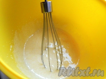 В объёмной миске соединить яйцо и сахар, взбить венчиком до однородности (ориентировочно я взбивала 2 минуты).
