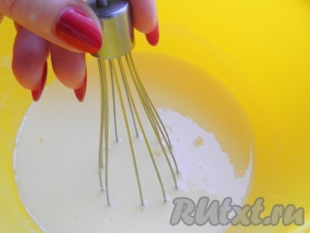 Добавить кефир, перемешать до однородности.