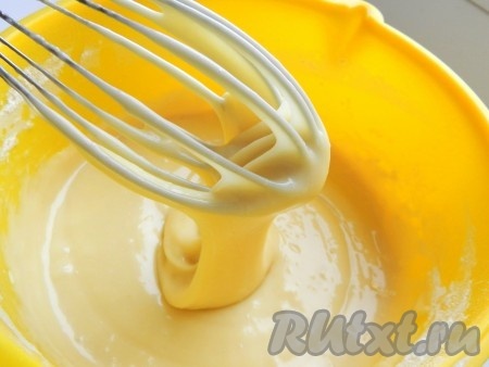 Влить в тесто растительное (или растопленное не горячее сливочное) масло, перемешать до однородности. Частями добавляя оставшуюся муку, замесить однородное тесто, напоминающее сметану средней жирности, как на фото. Как только добились такой густоты теста, значит больше не нужно добавлять муку.