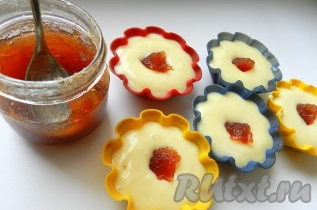 Формочки для кексов, если они не силиконовые, немного смазать растительным маслом. Тесто разложить по формочкам, заполняя их на 2/3 объёма. В середину поверх теста в каждую формочку выложить по 0,5 чайной ложки джема. Из этого количества теста получается 12 кексов, замешанных на кефире. Выпекать кексы в духовке, разогретой до 180 градусов минут 20. Для того чтобы проверить их готовность, проколите тесто сухой деревянной зубочисткой (если после прокола зубочистка будет сухой, на ней не останется следов теста, значит кексы готовы).
