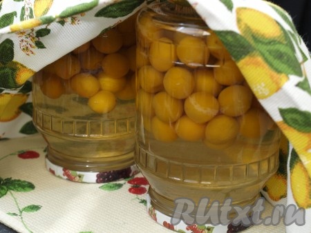 Перевернуть банки на крышку, укутать и оставить до полного остывания.
