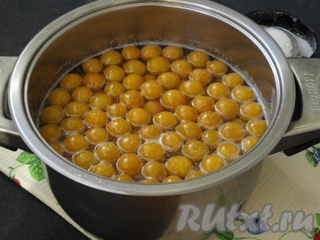 Опустить алычу в кастрюлю с сиропом, довести до кипения и готовить 5 минут на среднем огне.
