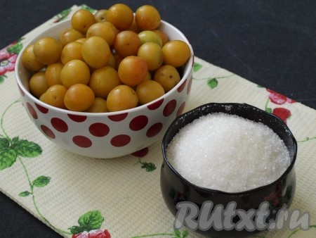 Алычу тщательно вымыть проточной водой.
