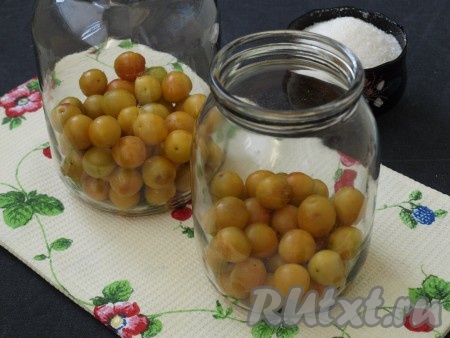 Банки заранее простерилизовать над паром, прокипятить крышки в воде в течение 5 минут. Разложить алычу в банки.
