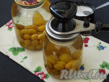 Вскипятить в кастрюле воду и залить содержимое банок кипятком с переливом, накрыть сразу крышками и закатать ключом.
