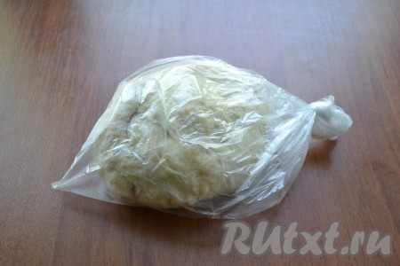 Далее тесто поместить в целлофановый пакет и оставить на 30-40 минут. После этого тесто станет нежным, элластичным и податливым.