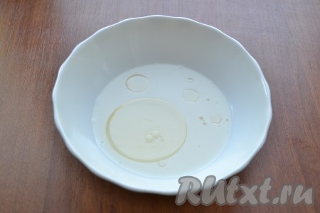 В теплое молоко всыпать соль, влить растительное масло.