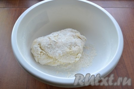 Тесто хорошо вымешать, оно должно быть плотным.
