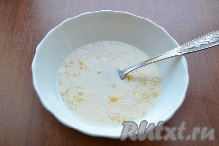 Добавить сырое яйцо в смесь молока и масла, хорошенько перемешать получившуюся молочную смесь.
