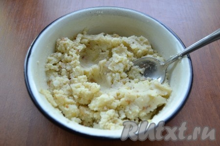 Тщательно перемешать картофельную начинку.