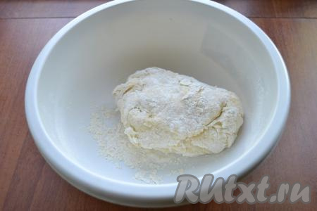 Добавляя понемногу муку и полностью вмешивая её, учитывайте, что тесто для вареников&nbsp;должно быть плотным и не липнуть к рукам. Тесто нужно хорошо вымесить.