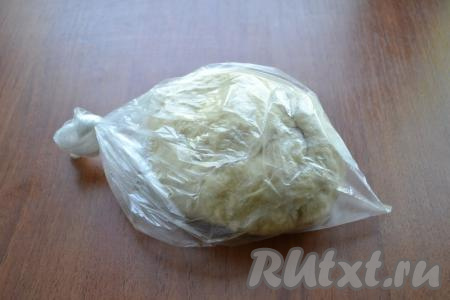 Затем поместить тесто в целлофановый пакет и оставить на 40 минут "отдохнуть" при комнатной температуре. По прошествии времени оно будет нежным и эластичным.