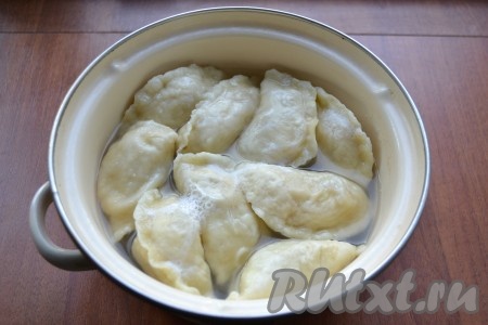 Для того чтобы отварить вареники, нужно в кастрюле довести до кипения воду, посолить её, выложить свежеслепленные (или замороженные) вареники с начинкой из картошки и сыра, снова дать воде закипеть. Немного уменьшить огонь, готовить вареники с момента всплытия 2-3 минуты.