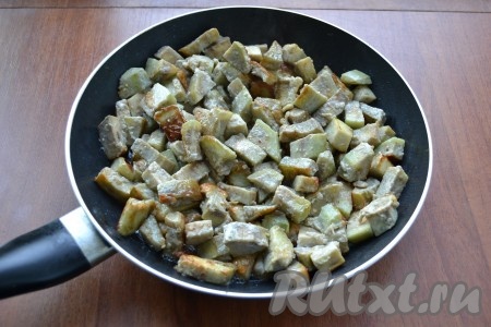 Залить баклажаны яйцами, перемешать и поместить в холодильник часа на 4, а лучше на ночь. Периодически баклажаны следует перемешивать. Далее в сковороде разогреть растительное масло, выложить баклажаны, обжарить их на среднем огне до румяности и готовности, перемешивая. На это понадобится 10-15 минут.
