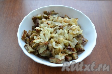 Выложить баклажаны в миску, в сковороду влить немного растительного масла и обжарить нарезанный репчатый лук до золотистого цвета, иногда перемешивая. Лук добавить к баклажанам, жареным с яйцом.
