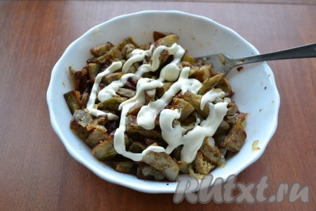 Все перемешать и дать баклажанам немного остыть. Далее добавить измельченный чеснок и немного майонеза.