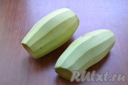 Баклажаны очистить от кожицы.