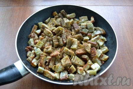 Посыпать баклажаны специями и черным перцем, посолить и перемешать.&nbsp;