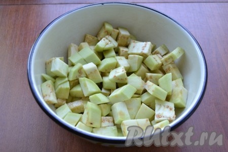 Нарезать баклажаны небольшими кубиками.
