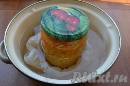 Прикрыть банку с салатом простерилизованной крышкой. В кастрюлю влить воду, на дно поместить сложенную в несколько раз тряпочку, довести воду до кипения. Аккуратно поместить в кастрюлю банку с салатом и стерилизовать 20-25 минут (с начала кипения воды) на среднем огне.
