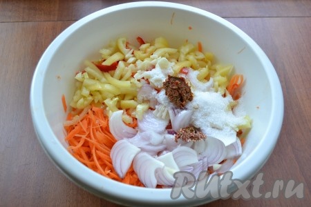 Сюда же добавить соль, сахар, аджику, влить уксус и растительное масло.